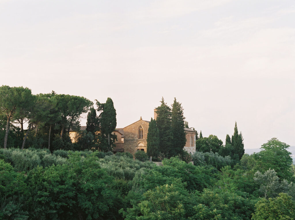 Green view of a Tuscan villa in Val d'Elsa