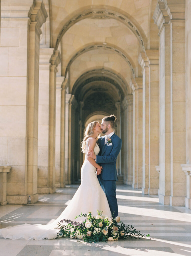 bride and groom kissing at Louvre Paris